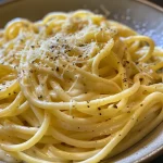 Detailaufnahme von Pasta in einer cremigen Zitronensauce.