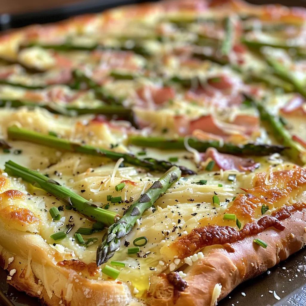 Close-up eines leckeren Flammkuchens, reich belegt mit Kochschinken, Spargel und Trüffelcreme.