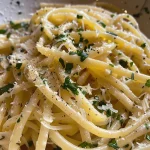 Sicht von der Seite auf eine Portion Pasta mit Zitronensauce.