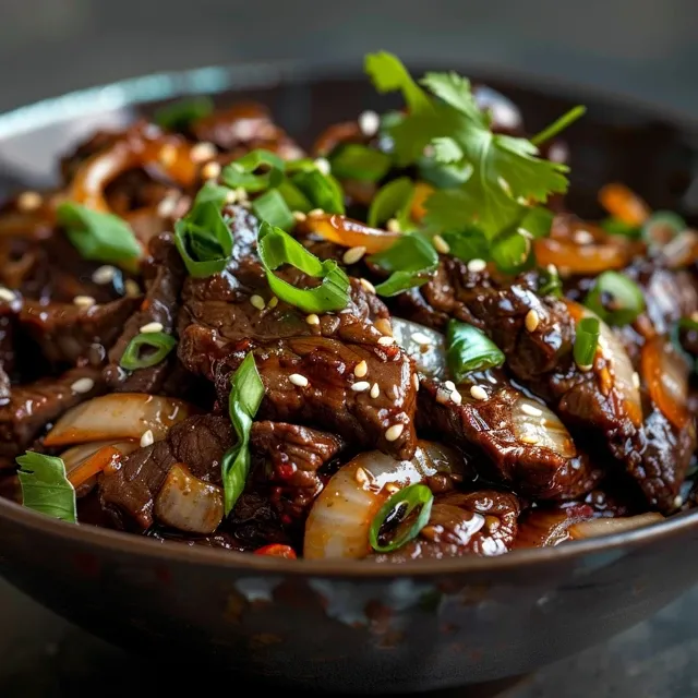 Chinesisches Rindfleisch mit Zwiebeln, stilvoll angerichtet mit Gewürzen.