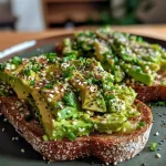 Avocado-Toast mit einem perfekt pochierten Ei, serviert auf einem Teller.