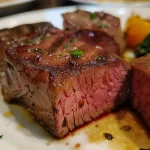 Seitenansicht eines frisch zubereiteten Rinderhackfleisch-Gerichts in der Pfanne.