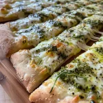 Detailaufnahme einer Pizza bianca, belegt mit frischem Spargel und Schinken.