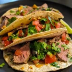 Lebendige Tacos gefüllt mit Rinderhackfleisch und geschmolzenem Mozzarella-Käse.