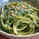 Nahaufnahme von Pesto alla Genovese in einer weißen Schüssel.