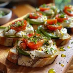 Nahe Ansicht von Avocado Burrata Bruschetta auf einer Holzplatte.