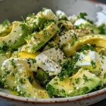Nahaufnahme des Avocado-Eier-Salats in einer Schüssel.