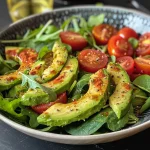 Nahaufnahme eines frischen Avocado Hähnchen Salats in einer Schüssel.