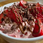 Nahaufnahme von cremigem Schokoladen-Erdbeer-Joghurt in einer eleganten Schüssel.