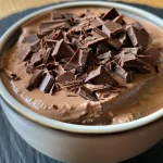 Nahaufnahme von Griechischem Joghurt Schokoladenmousse in einer Schüssel.