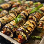 Nahaufnahme eines Grillgerichts mit Auberginenröllchen und frischem Gemüse.