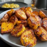 Knusprige Kartoffelwürfel in einer weißen Schüssel.