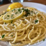 Nahaufnahme von Pasta al Limone mit cremiger Sauce und Zitronenschale.
