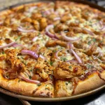 Nahezu das gesamte BBQ Chicken Pizza mit zartem Hühnchen und geschmolzenem Käse.