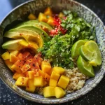 Nahaufnahme eines Quinoa-Bowls mit frischem Obst und Gemüse.