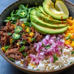 Saftiger Beef Barbacoa Bowl mit Reis, Avocado und Garnituren.
