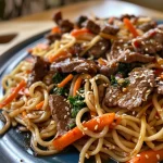 Nahaufnahme von saftigem Rindfleisch Lo Mein mit Gemüse.