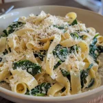 Nahaufnahme von Rührei mit frischem Spinat und Parmesan.