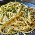 Nahaufnahme eines Tellers Zitronen Pasta mit Knoblauch und Parmesan.